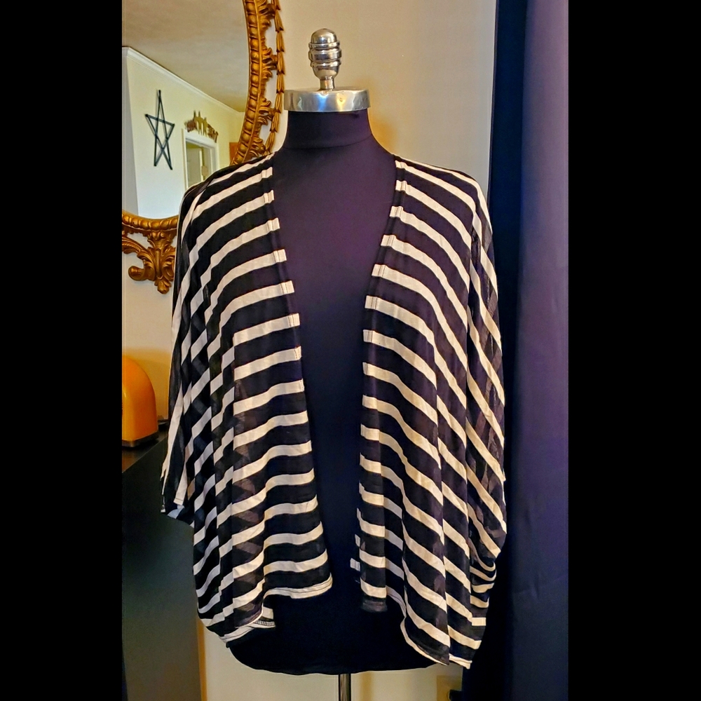 Black and White Kimono Sleeved Flyaway OS
